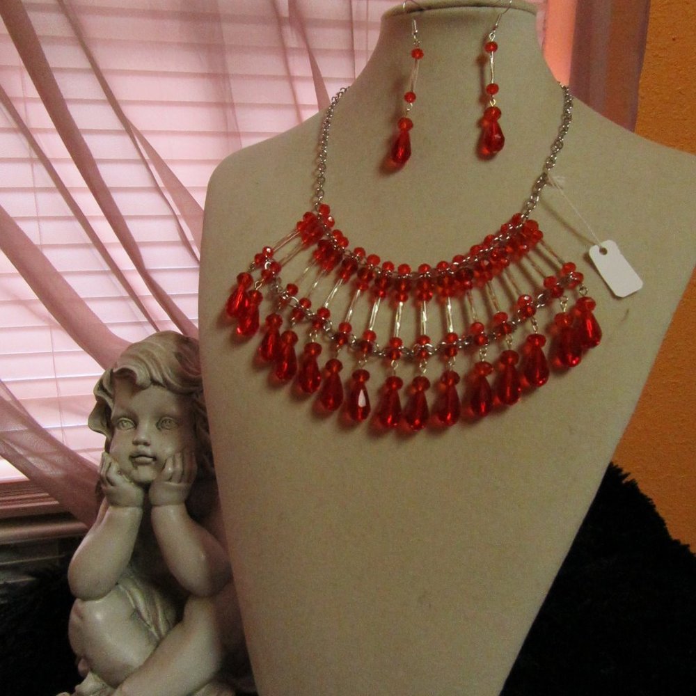 Tear Collar Style Necklace and Earrings